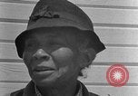 Standbild Afroamerikanische Frauen im ländlichen Süden 1940 Calhoun Alabama USA, 1940, aus Sekunde 24 historischem Filmmaterial Videoclip 65675050032