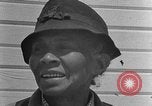 Standbild Afroamerikanische Frauen im ländlichen Süden 1940 Calhoun Alabama USA, 1940, aus Sekunde 25 historischem Filmmaterial Videoclip 65675050032