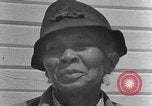 Standbild Afroamerikanische Frauen im ländlichen Süden 1940 Calhoun Alabama USA, 1940, aus Sekunde 29 historischem Filmmaterial Videoclip 65675050032