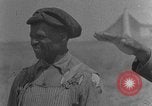 Standbild Afroamerikanische Männer im ländlichen Süden der USA Calhoun Alabama USA, 1940, aus Sekunde 15 historischem Filmmaterial Videoclip 65675050033