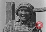 Standbild Afroamerikanische Mädchen im ländlichen Süden Calhoun Alabama USA, 1940, aus Sekunde 26 historischem Filmmaterial Videoclip 65675050034