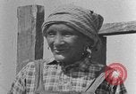 Standbild Afroamerikanische Mädchen im ländlichen Süden Calhoun Alabama USA, 1940, aus Sekunde 27 historischem Filmmaterial Videoclip 65675050034