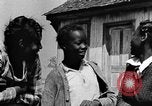 Standbild Afroamerikanische Mädchen im ländlichen Süden Calhoun Alabama USA, 1940, aus Sekunde 56 historischem Filmmaterial Videoclip 65675050034