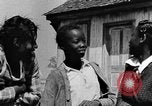 Standbild Afroamerikanische Mädchen im ländlichen Süden Calhoun Alabama USA, 1940, aus Sekunde 57 historischem Filmmaterial Videoclip 65675050034