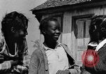 Standbild Afroamerikanische Mädchen im ländlichen Süden Calhoun Alabama USA, 1940, aus Sekunde 59 historischem Filmmaterial Videoclip 65675050034