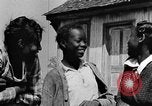 Standbild Afroamerikanische Mädchen im ländlichen Süden Calhoun Alabama USA, 1940, aus Sekunde 60 historischem Filmmaterial Videoclip 65675050034