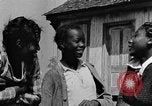 Standbild Afroamerikanische Mädchen im ländlichen Süden Calhoun Alabama USA, 1940, aus Sekunde 62 historischem Filmmaterial Videoclip 65675050034