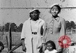 Standbild Afroamerikanische Frauen mit Kindern Calhoun Alabama USA, 1940, aus Sekunde 1 historischem Filmmaterial Videoclip 65675050036