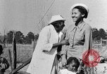 Standbild Afroamerikanische Frauen mit Kindern Calhoun Alabama USA, 1940, aus Sekunde 4 historischem Filmmaterial Videoclip 65675050036