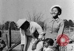 Standbild Afroamerikanische Frauen mit Kindern Calhoun Alabama USA, 1940, aus Sekunde 5 historischem Filmmaterial Videoclip 65675050036
