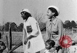 Standbild Afroamerikanische Frauen mit Kindern Calhoun Alabama USA, 1940, aus Sekunde 6 historischem Filmmaterial Videoclip 65675050036