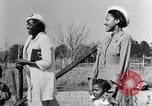Standbild Afroamerikanische Frauen mit Kindern Calhoun Alabama USA, 1940, aus Sekunde 7 historischem Filmmaterial Videoclip 65675050036