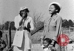Standbild Afroamerikanische Frauen mit Kindern Calhoun Alabama USA, 1940, aus Sekunde 8 historischem Filmmaterial Videoclip 65675050036