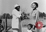 Standbild Afroamerikanische Frauen mit Kindern Calhoun Alabama USA, 1940, aus Sekunde 9 historischem Filmmaterial Videoclip 65675050036