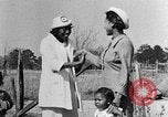 Standbild Afroamerikanische Frauen mit Kindern Calhoun Alabama USA, 1940, aus Sekunde 10 historischem Filmmaterial Videoclip 65675050036