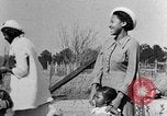 Standbild Afroamerikanische Frauen mit Kindern Calhoun Alabama USA, 1940, aus Sekunde 11 historischem Filmmaterial Videoclip 65675050036