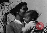 Standbild Afroamerikanische Frauen mit Kindern Calhoun Alabama USA, 1940, aus Sekunde 12 historischem Filmmaterial Videoclip 65675050036
