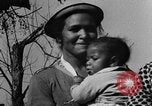 Standbild Afroamerikanische Frauen mit Kindern Calhoun Alabama USA, 1940, aus Sekunde 13 historischem Filmmaterial Videoclip 65675050036