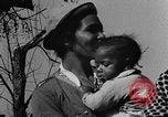Standbild Afroamerikanische Frauen mit Kindern Calhoun Alabama USA, 1940, aus Sekunde 14 historischem Filmmaterial Videoclip 65675050036