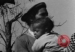 Standbild Afroamerikanische Frauen mit Kindern Calhoun Alabama USA, 1940, aus Sekunde 15 historischem Filmmaterial Videoclip 65675050036