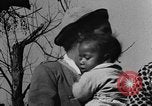 Standbild Afroamerikanische Frauen mit Kindern Calhoun Alabama USA, 1940, aus Sekunde 17 historischem Filmmaterial Videoclip 65675050036