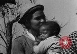 Standbild Afroamerikanische Frauen mit Kindern Calhoun Alabama USA, 1940, aus Sekunde 22 historischem Filmmaterial Videoclip 65675050036