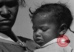 Standbild Afroamerikanische Frauen mit Kindern Calhoun Alabama USA, 1940, aus Sekunde 23 historischem Filmmaterial Videoclip 65675050036