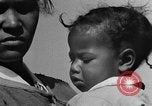 Standbild Afroamerikanische Frauen mit Kindern Calhoun Alabama USA, 1940, aus Sekunde 24 historischem Filmmaterial Videoclip 65675050036