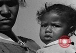 Standbild Afroamerikanische Frauen mit Kindern Calhoun Alabama USA, 1940, aus Sekunde 25 historischem Filmmaterial Videoclip 65675050036