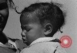 Standbild Afroamerikanische Frauen mit Kindern Calhoun Alabama USA, 1940, aus Sekunde 27 historischem Filmmaterial Videoclip 65675050036