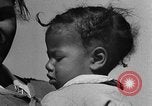 Standbild Afroamerikanische Frauen mit Kindern Calhoun Alabama USA, 1940, aus Sekunde 28 historischem Filmmaterial Videoclip 65675050036