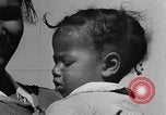 Standbild Afroamerikanische Frauen mit Kindern Calhoun Alabama USA, 1940, aus Sekunde 29 historischem Filmmaterial Videoclip 65675050036