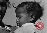 Standbild Afroamerikanische Frauen mit Kindern Calhoun Alabama USA, 1940, aus Sekunde 30 historischem Filmmaterial Videoclip 65675050036