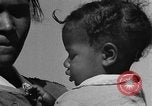 Standbild Afroamerikanische Frauen mit Kindern Calhoun Alabama USA, 1940, aus Sekunde 31 historischem Filmmaterial Videoclip 65675050036