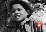 Standbild Afroamerikanischer Junge im ländlichen Süden der USA Calhoun Alabama USA, 1940, aus Sekunde 8 historischem Filmmaterial Videoclip 65675050037
