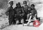 Immagine di Ragazzi afro-americani che giocano nel sud degli Stati Uniti rurali Calhoun Alabama USA, 1940, secondo 3 filmato di repertorio 65675050038