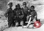 Immagine di Ragazzi afro-americani che giocano nel sud degli Stati Uniti rurali Calhoun Alabama USA, 1940, secondo 4 filmato di repertorio 65675050038