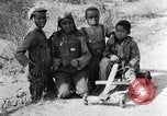 Immagine di Ragazzi afro-americani che giocano nel sud degli Stati Uniti rurali Calhoun Alabama USA, 1940, secondo 5 filmato di repertorio 65675050038
