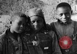 Immagine di Ragazzi afro-americani che giocano nel sud degli Stati Uniti rurali Calhoun Alabama USA, 1940, secondo 9 filmato di repertorio 65675050038