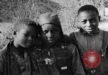 Immagine di Ragazzi afro-americani che giocano nel sud degli Stati Uniti rurali Calhoun Alabama USA, 1940, secondo 10 filmato di repertorio 65675050038