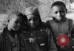 Immagine di Ragazzi afro-americani che giocano nel sud degli Stati Uniti rurali Calhoun Alabama USA, 1940, secondo 11 filmato di repertorio 65675050038