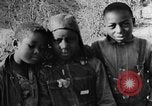Immagine di Ragazzi afro-americani che giocano nel sud degli Stati Uniti rurali Calhoun Alabama USA, 1940, secondo 12 filmato di repertorio 65675050038