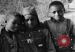 Immagine di Ragazzi afro-americani che giocano nel sud degli Stati Uniti rurali Calhoun Alabama USA, 1940, secondo 13 filmato di repertorio 65675050038