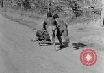 Immagine di Ragazzi afro-americani che giocano nel sud degli Stati Uniti rurali Calhoun Alabama USA, 1940, secondo 25 filmato di repertorio 65675050038