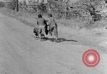 Immagine di Ragazzi afro-americani che giocano nel sud degli Stati Uniti rurali Calhoun Alabama USA, 1940, secondo 26 filmato di repertorio 65675050038