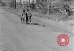 Immagine di Ragazzi afro-americani che giocano nel sud degli Stati Uniti rurali Calhoun Alabama USA, 1940, secondo 27 filmato di repertorio 65675050038