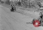 Immagine di Ragazzi afro-americani che giocano nel sud degli Stati Uniti rurali Calhoun Alabama USA, 1940, secondo 28 filmato di repertorio 65675050038
