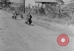 Immagine di Ragazzi afro-americani che giocano nel sud degli Stati Uniti rurali Calhoun Alabama USA, 1940, secondo 31 filmato di repertorio 65675050038
