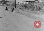 Immagine di Ragazzi afro-americani che giocano nel sud degli Stati Uniti rurali Calhoun Alabama USA, 1940, secondo 33 filmato di repertorio 65675050038