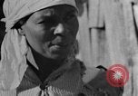 Standbild Afroamerikanische Frau im ländlichen Alabama Calhoun Alabama USA, 1940, aus Sekunde 8 historischem Filmmaterial Videoclip 65675050040